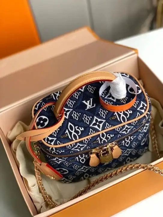 Repladies offers premium fake Louis bags at unbeatable prices. Our products are cheap because we focus on direct sales VANITY PM VUITTON LOUIS 1854 SINCE 0324